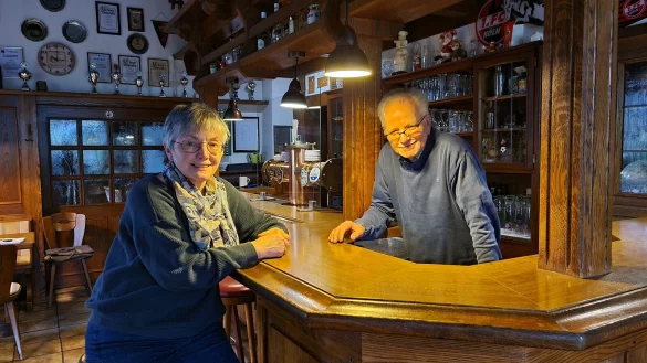 Gisela Rieke-Schulte und Detlef Schulte am Tresen ihrer Kneipe in Bavenhausen. - &copy; Nadine Uphoff