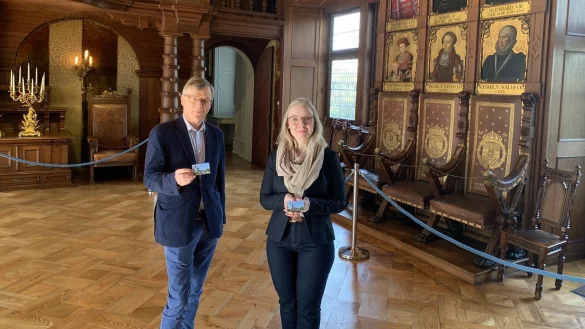 Stephan Prinz zur Lippe (links) und Kuratorin Lisa-Marie Bergann zeigen im Ahnensaal die neuen Audio-Guide-Karten. - &copy; Kyrill von Matuschka