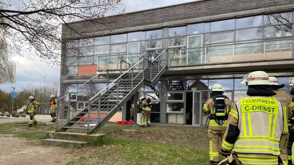 Zahlreiche Einsatzkräfte stehen vor der Grundschule Knetterheide. In einem Klassenzimmer im Erdgeschoss war ein Feuer ausgebrochen. Der Rauch hatte sich im Gebäude ausgebreitet. - © Foto: Daniel Hobein / Feuerwehr Bad Salzuflen