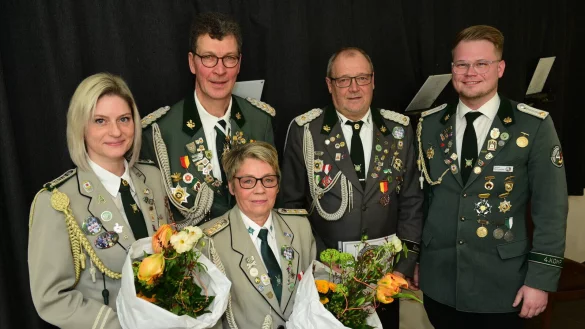 Wurden f&uuml;r besondere Verdienste geehrt: Carolin Fitzke, Andrea M&uuml;ller und Axel Sievers (von links). Es gratulieren der erste Vorsitzende Lutz Brakemeier (links hinten) und Fabian Stellmacher vom Sch&uuml;tzenkreis Lippe (rechts). - &copy; Nicole Ellerbrake