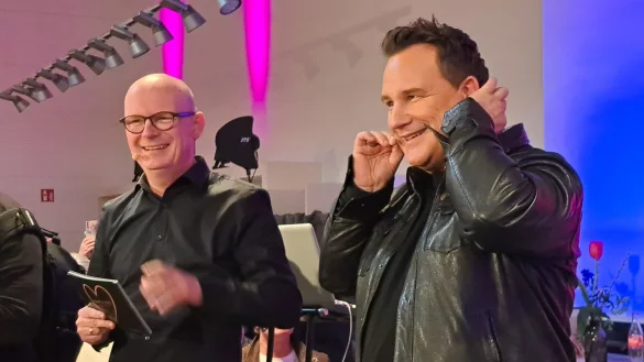 Am Abend auf der B&uuml;hne hat Guido Maria Kretschmer (rechts, mit Marco-Tozzi-Gesch&auml;ftsf&uuml;hrer Christian B&ouml;hm) leichte Probleme mit dem Mikrofon - doch Hilfe kommt sofort. Zuvor hat die LZ den Designer getroffen. - &copy; Carolin Brokmann-F&ouml;rster