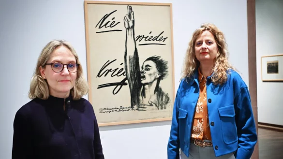Die Ausstellungsmacherinnen Henrike Mund (l.) und Christina V&eacute;gh neben dem ber&uuml;hmten Antikriegsplakat von K&auml;the Kollwitz aus dem Jahr 1924. - &copy; Barbara Franke