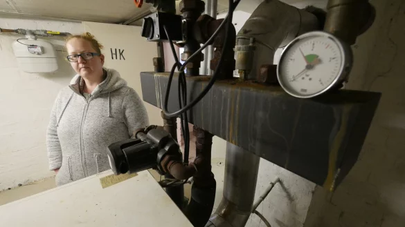 Anja Geserick steht an der defekten Gasheizung im Keller ihres Wohnblocks, die auch die beiden benachbarten H&auml;user versorgt. Das Messger&auml;t rechts zeigt, dass kein Druck auf dem System ist. - &copy; Jost Wolf