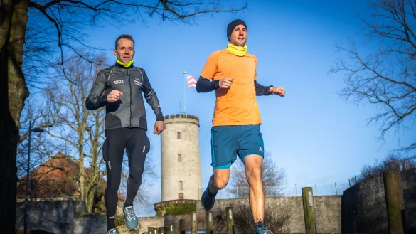 Ingmar Lundstr&ouml;m (l.), Teutolaufsieger 1999, und Autor Arne Bensiek laufen den Hermannslauf f&uuml;r ein Experiment in umgekehrter Richtung &ndash; von der Bielefelder Sparrenburg bis zum Hermannsdenkmal in Detmold. - &copy; Sarah Jonek