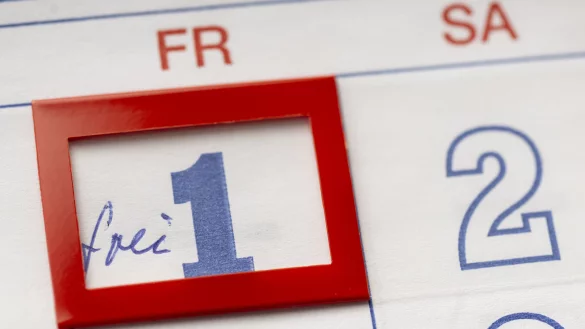 Ein Freitag ist in einem Kalender als "frei" eingetragen. W&auml;re die 35-Stunden-Woche f&uuml;r alle Berufe ein m&ouml;gliches Modell? - &copy; dpa