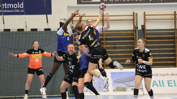 Auf die Blomberger Deckung, hier (von links) mit Torh&uuml;terin Melanie Veith, Laetitia Quist und Nieke K&uuml;hne, wird auch am Samstag wieder viel Arbeit zukommen. - &copy; Paul Cohen