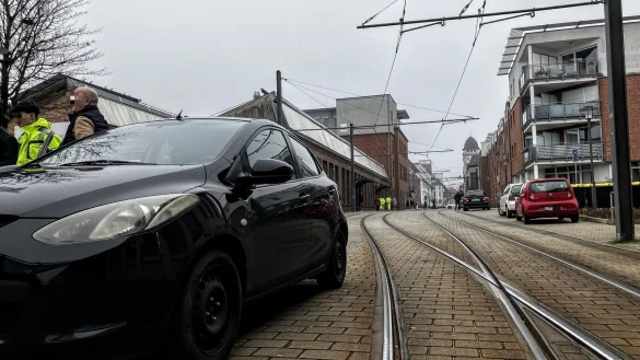 Hunderte russische B&uuml;rger warteten am Mittwoch stundenlang auf neue Paiere oder P&auml;sse. Die Ankommenden fanden rund ums Jugendg&auml;stehaus keine Parkpl&auml;tze. - &copy; Jens Reichenbach