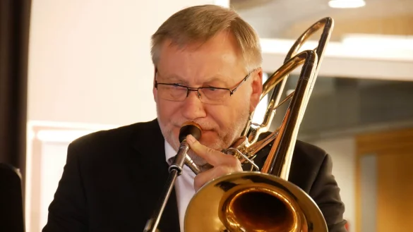 Posaunist Matthias Kr&uuml;ger begr&uuml;&szlig;t die G&auml;ste mit einem Marsch von H&auml;ndel. - &copy; Thomas Kr&uuml;gler