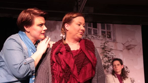 Alice (Ina Hensen, links), Miriam (Sandra Wehmh&ouml;rner) und Annabel (Isabel Buchholz) spielen auf der B&uuml;hne der Gelbem Schule ein subtiles Katz-und-Maus-Spiel. ?Foto: Heidi Stork - &copy; Heidi Stork