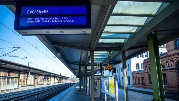 Aufgrund des Streiks blieben viele Bahnhöfe am Freitag leer. Wie geht es nun weiter? - © dpa