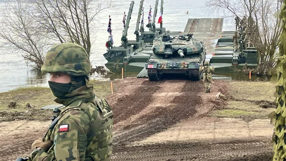 Amphibienfahrzeuge des deutsch-britischen Bataillons bef&ouml;rdern seit Montag schweres Ger&auml;t &uuml;ber die Weichsel. - &copy; Jens Reddeker