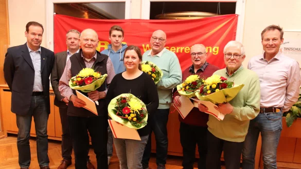 Olaf Zarges und Ingo Biermann (Erster und Zweiter von links) sowie Jochen Holwitt (rechts) gratulierten den langj&auml;hrigen Mitgliedern (von links) Erich Schmitt, Mattis W&auml;chter, Anna Fietz, Thomas Helmig, Reinhard Wollny und Werner H&uuml;bert. - &copy; Knut Dinter