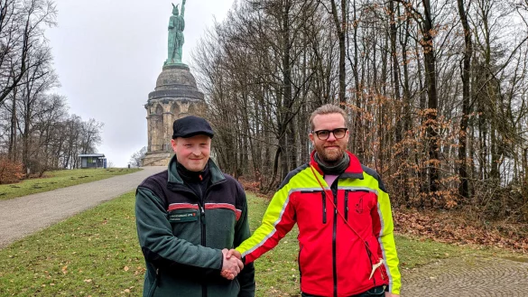 Jan-Otto Hake (rechts) begr&uuml;&szlig;t Volker Reihl als neuen Revierf&ouml;rster Hiddesen direkt am Hermannsdenkmal. - &copy; Landesverband Lippe