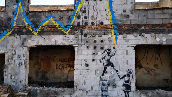 Banksy im ehemaligen Frontgebiet: Auf einer Kriegsruine zwischen den Ortschaften Irpin und Butscha hat der bekannte K&uuml;nstler ein Bild hinterlassen &ndash; es soll Mut machen. - &copy; Christian Schweppe