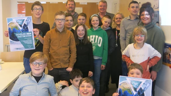 Die Sch&uuml;lerinnen und Sch&uuml;ler der Mittelstufen-Klassen freuen sich &uuml;ber den Preis. - &copy; Tophelen-Schule