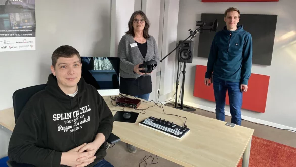 Jochen Mellichs (DJ, von links), Petra Junghans (Einrichtungsleiterin), Julian M&ouml;nnich (P&auml;dagogische Fachkraft) - &copy; Josephine Leweling