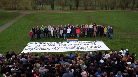 Auch Vertreterinnen und Vertreter aus Politik und Verwaltung sind bei der Plakataktion dabei. - &copy; Lorraine Brinkmann
