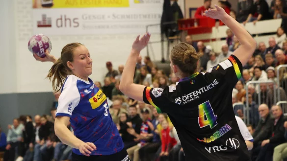 Blombergs Ann Kynast beim Torabschluss gegen die Oldenburgerin Toni-Luisa Reinemann. - &copy; Paul Cohen