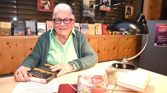 Barbara G&ouml;lz hat vier B&uuml;cher ausgesucht, aus denen sie in der Mediathek des Stadtteilzentrums S&uuml;dstadt liest. Foto: Karin Prignitz - &copy; Karin Prignitz