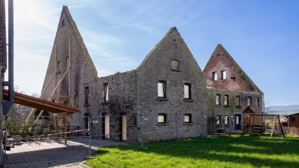 Die &Uuml;berreste des Wohnhauses bleiben weiter eingez&auml;unt. Die Grundmauern werden teilweise von Holzbalken gest&uuml;tzt, um ein Einst&uuml;rzen zu verhindern. Die R&uuml;ckst&auml;nde des Feuers sind un&uuml;bersehbar. - &copy; Raphael Bartling