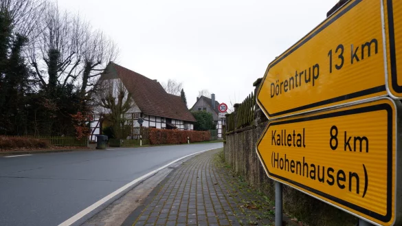 Zwischen dem Dorfeingang und dem -ausgang gilt Tempo 30. Dass sich daran l&auml;ngst nicht alle halten, kritisieren Anwohner seit Jahren. - &copy; Lorraine Brinkmann