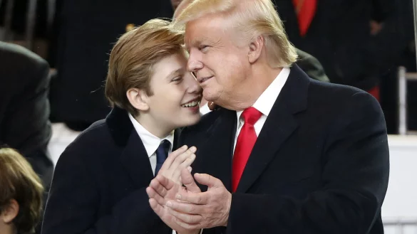 Schon in jungen Jahren ein Riese: Barron Trump mit seinem Vater 2017. - &copy; Pablo Martinez Monsivais