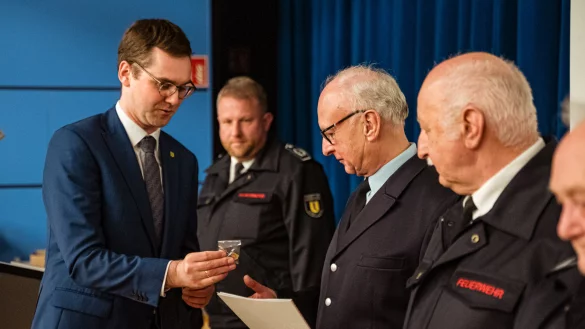 G&uuml;ter Romott aus der Einheit Lage wird f&uuml;r seine 50-j&auml;hrige Mitgliedschaft geehrt, B&uuml;rgermeister Matthias Kalkreuter &uuml;berreicht die Ehrennadel. - &copy; FreitagTV
