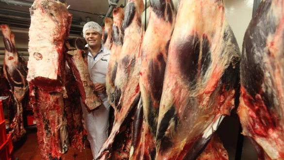 Gut Ding will Weile haben: F&uuml;r Fleischer Stefan T&ouml;neb&ouml;n in Barntrup kommt es auch darauf an, wie lange Fleisch reift - entweder monatelang wie dieses Rindfleisch oder eine Woche wie das Schweinefleisch. Archivfoto: Vera Gerstendorf-Welle - &copy; vera gerstendorf-welle