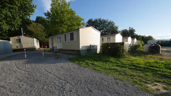 Auf der Moorlage in Horn sind Fl&uuml;chtlinge in Mobilheimen untergebracht. Eines davon k&ouml;nnte als Tagestreff f&uuml;r Obdachlose hergerichtet werden. Doch der Vorschlag der Verwaltung fiel im Sozialausschuss durch. - &copy; Jost Wolf