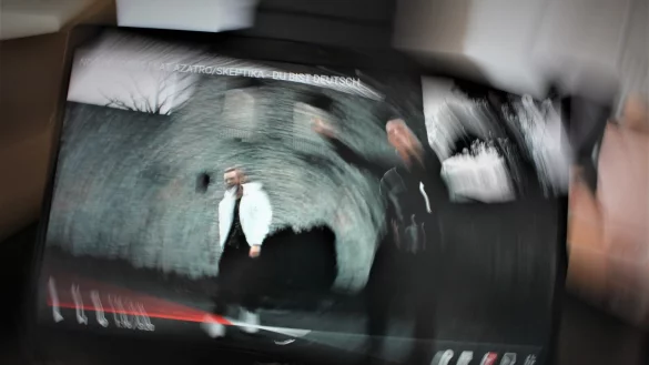 Die Rapper "Azatro" (rechts) und "Skeptika" geh&ouml;ren zu dem rechtsextremen Musiklabel "Neuer Deutscher Standart" - beide haben eine Vergangenheit in OWL. - &copy; Lukas Brekenkamp