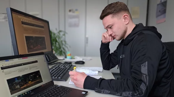 LZ-Kollege Raffael Giebel posiert fürs Foto. An diesem Tag ist er wirklich müde. Experten wissen, dass ausgeruhte Mitarbeiter konzentrierter und leistungsfähiger sind. - © Carolin Brokmann-Förster