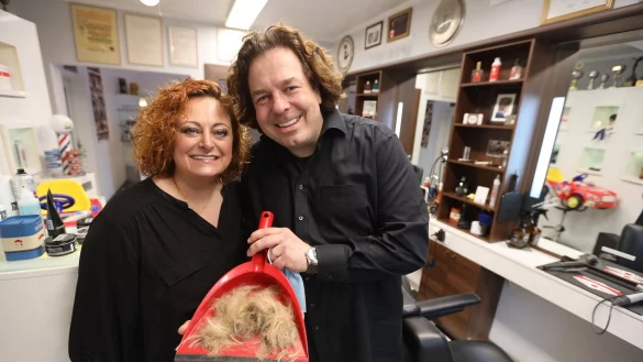 Ulrike Milner und Marco Eppmann spenden die abgeschnittenen Haare der Kunden f&uuml;r die Aktion "Hair helps the Ocean". - &copy; Nicole Sielermann