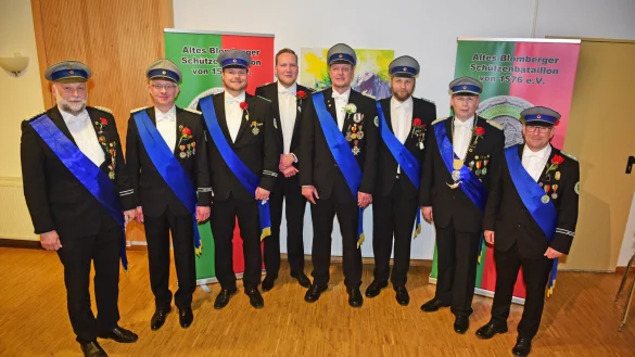 Der aktuelle Vorstand des ABS v.l. Dirk Heistermann (Oberstleutnant und 2. Vorsitzender), Dr. Marc Lörcher (Major und Finanzschäffer), Christoph Praschak (Hauptmann und Schäffer), Fabian Tegt (Leutnant und Schäffer), Heiko Thiel (Leutnant und Schäffer, Julian Potthast (Oberleutnant und Schäffer), Peter Begemann (Oberst und 1. Vorsitzender) und Thomas Wäser (Hauptmann und Adjutant) - © Nicole Ellerbrake