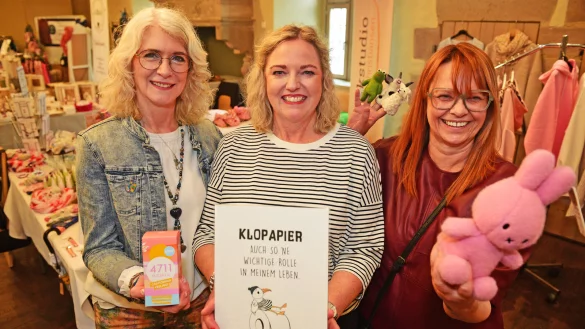 Susanne Vergau (von links) und Andrea Christiansen vom Kosmetikstudio Andrea Christiansen in Extertal sowie Susanne Köhnke vom Friseursalon "Abschnitt" in Barntrup präsentieren beim Burgshopping auf der Burg Sternberg ihre Angebote. - © Nicole Ellerbrake