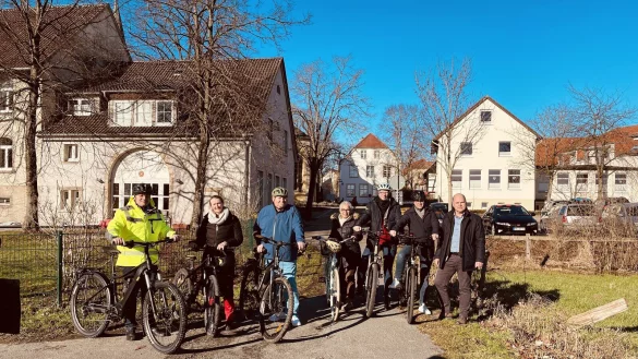 Werben f&uuml;rs Radfahren auch im Winter: B&uuml;rgermeister Marcus P&uuml;ster (rechts), Henning Schwarze (Klimaschutzbeauftragter der Gemeinde, Dritter von links) sowie Verwaltungsmitarbeiter rufen die B&uuml;rger dazu auf, am Freitag mit dem Rad zur Arbeit oder zur Schule zu fahren. - &copy; Gemeinde Schlangen