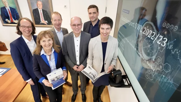 Stellten den Handelsreport OWL 2022/23 vor: Marco Rieso (IHK OWL), Petra Pigerl-Radke (IHK OWL), J&ouml;rg Lehnert (BBE Handelsberatung), Thomas Kunz (Handelsverband OWL), Stefan Sievers (IHK Lippe) und Jenny Krumov (IHK Lippe, v. l.). - &copy; Peter Unger