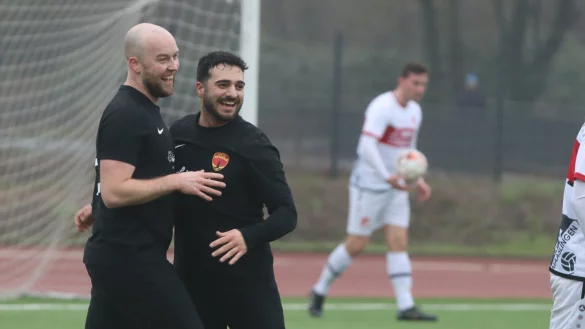 Torsch&uuml;tze gratuliert Torsch&uuml;tze: Felix Buba (links) und Enes C&ouml;mert hatten die Postler mit 2:0 in F&uuml;hrung gebracht. - &copy; Sebastian Lucas