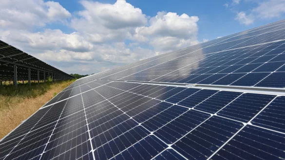 F&uuml;r Solarforscher Andreas Bett besteht kein Zweifel, das die Photovoltaik auf dem Weg ist, zu einer globalen Schl&uuml;sselindustrie zu werden. Ihm geht es aktuell vor allem darum, die Abh&auml;ngigkeit von der dominierenden chinesischen Solarindustie so schnell wie m&ouml;glich zu &uuml;berwinden. - &copy; dpa