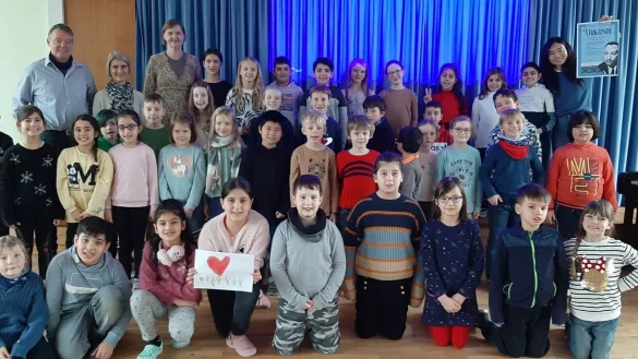 Preis&uuml;bergabe in der Freiligrathschule Detmold: Die Sch&uuml;lerinnen und Sch&uuml;ler hatten einen Film mit einer bewegenden Auff&uuml;hrung eingereicht. - &copy; Lippische Landeskirche