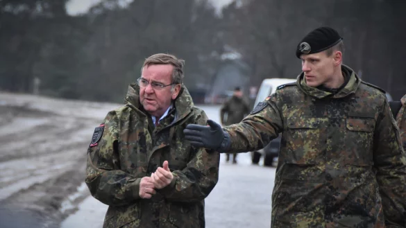 Verteidigungsminister Boris Pistorius (links) kurz nach seiner Ankunft auf dem Truppen&uuml;bungsplatz Senne mit Major Daniel Beer, dem Stabsoffizier des Panzerbataillons 203. - &copy; Raphael Bartling
