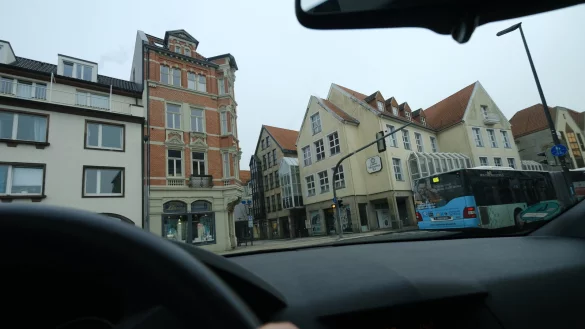 Autofahrer können sich auf Einschränkungen einstellen: Wenn die Einkaufsgalerie am Hornschen Tor abgerissen wird, kommt es zu Sperrungen. Die größten werden wohl in den Sommerferien erfolgen. - © Sven Koch