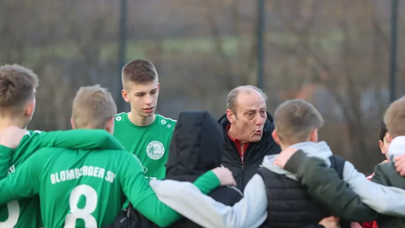 Trainer Dirk Erfkamp schw&ouml;rt sein Team ein. - &copy; Sebastian Lucas