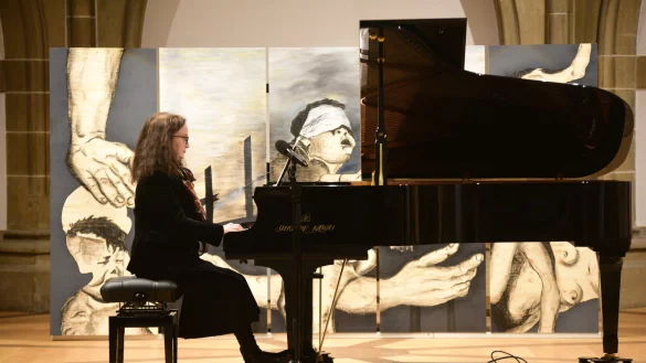 Hajdy Elzeser spielt am Klavier von Mihailo Trandafilovski "Rippels - Waves - Bells" - &copy; Nicole Ellerbrake