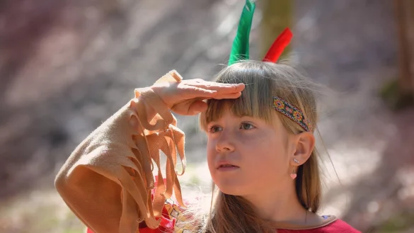 Ein Mädchen ist als Indianerin verkleidet – beginnt hier bereits kulturelle Aneignung? - © Symbolbild/Pixabay