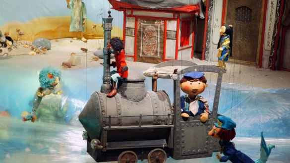 Jim Knopf und Lukas, der Lokomotivf&uuml;hrer, mit Emma im Wasser. Viele erinnern sich noch heute an die Plastikfolie, die das Meer darstellt. - &copy; Elmar Herr/Augsburger Puppenkiste