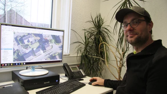 David Janzen arbeitet betriebsintern bereits mit einem &auml;hnlichen Programm wie das in der Entwicklung befindliche "Plantmap", das allerdings deutlich einfacher zu bedienen sein wird. - &copy; Dieter Asbrock