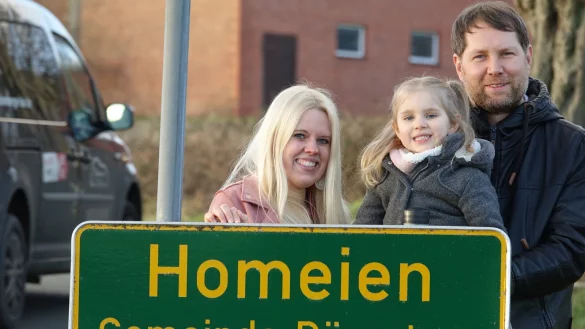 Dreimal Beckmeier: Angelique, Sophie und Heiko. Das Ehepaar ist vor mehr als einem Jahrzehnt ganz bewusst aufs Dorf gezogen. - &copy; Axel B&uuml;rger