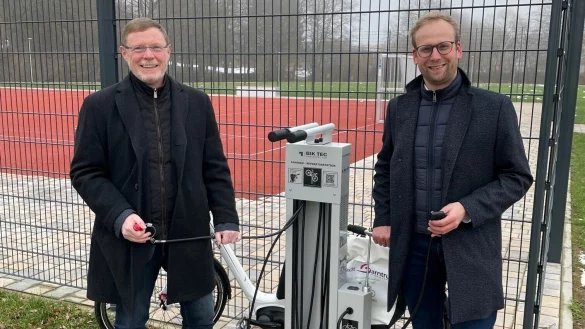 Torsten Buncher (SPD-Fraktion), links, und Borris Ortmeier begutachten die neue Fahrrad-Reparaturstation am Multifunktionsspielfeld auf der „Faulen Wiese“. - © Stadt Barntrup