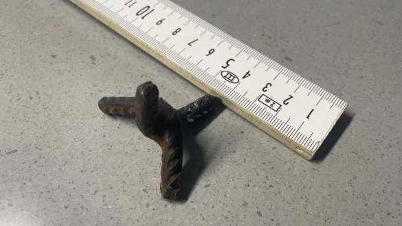 Die Kr&auml;henf&uuml;&szlig;e, die die Polizei in der N&auml;he der Oetternbachschule gefunden hat, sind in Handarbeit aus jeweils zwei Riffelstahlstangenst&uuml;cken zusammengeschwei&szlig;t. - &copy; Yannick Thelaner/Polizei