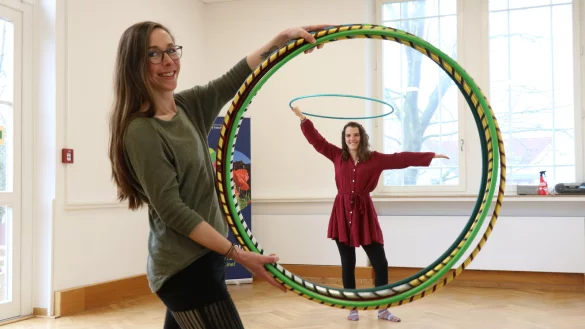 Ines Wagner (vorne) und Lea Voswinkel bieten in Kooperation mit der Volkshochschule erstmals einen Kursus &bdquo;Hoopdance&ldquo; in Bad Salzuflen an &ndash; getanzt wird mit Hula-Hoop-Reifen. - &copy; Alexandra Schaller
